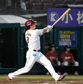 ６回、浅村が左中間に逆転満塁本塁打を放つ