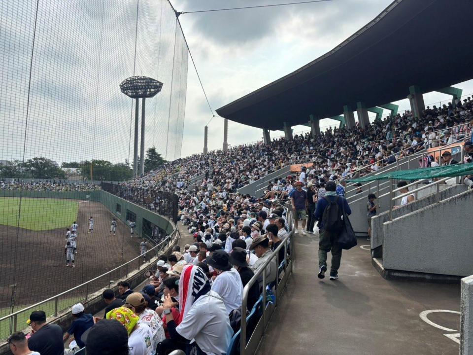 試合開始前からスタンドが超満員になったサーティーフォー保土ケ谷球場