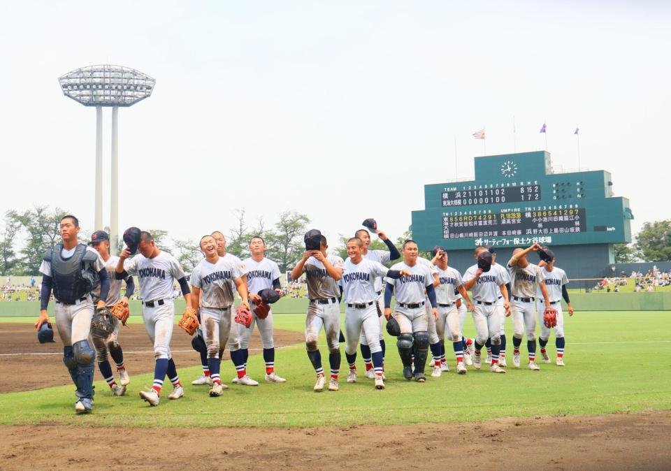 応援席にあいさつする横浜ナイン（撮影・石井剣太郎）