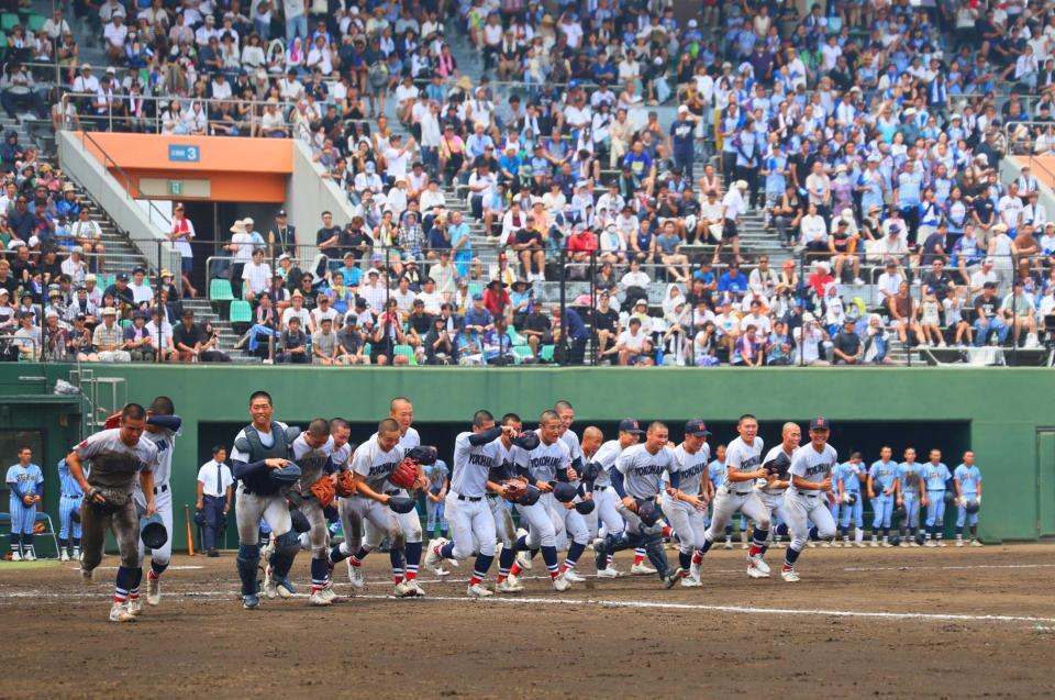 試合に勝利し駆け出す横浜ナイン（撮影・石井剣太郎）