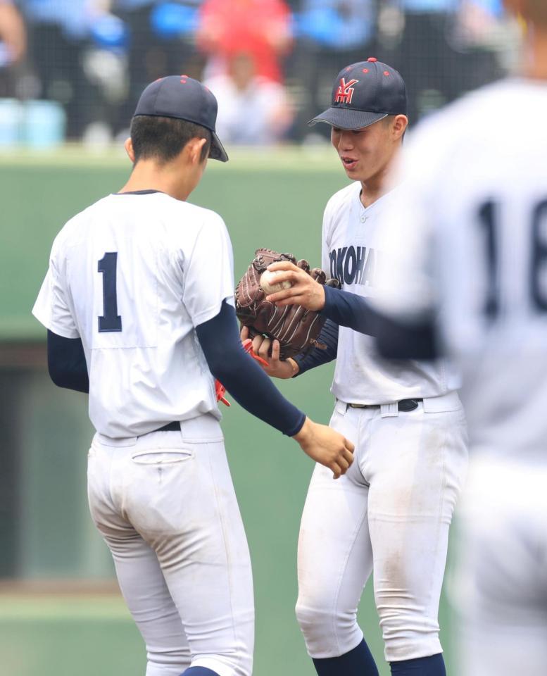 ９回、横浜・小林鉄三郎（右）と織田翔希が交代する（撮影・石井剣太郎）