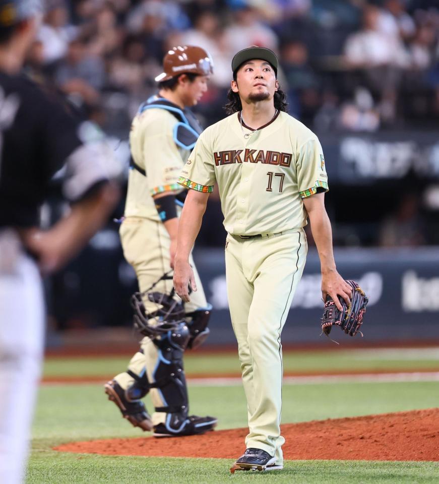７回途中で降板する伊藤（撮影・中島達哉）
