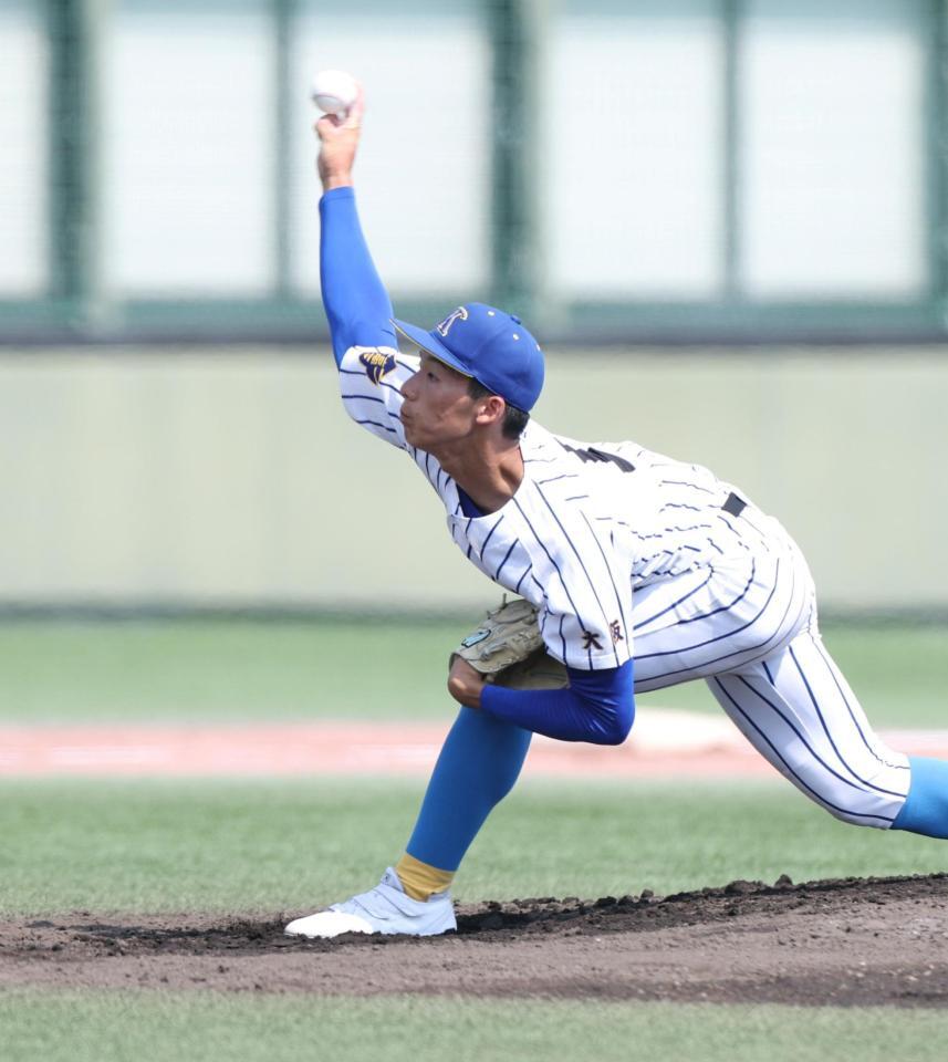 １回、力投する先発投手の香里丘・岡本翔斗（撮影・中田匡峻）