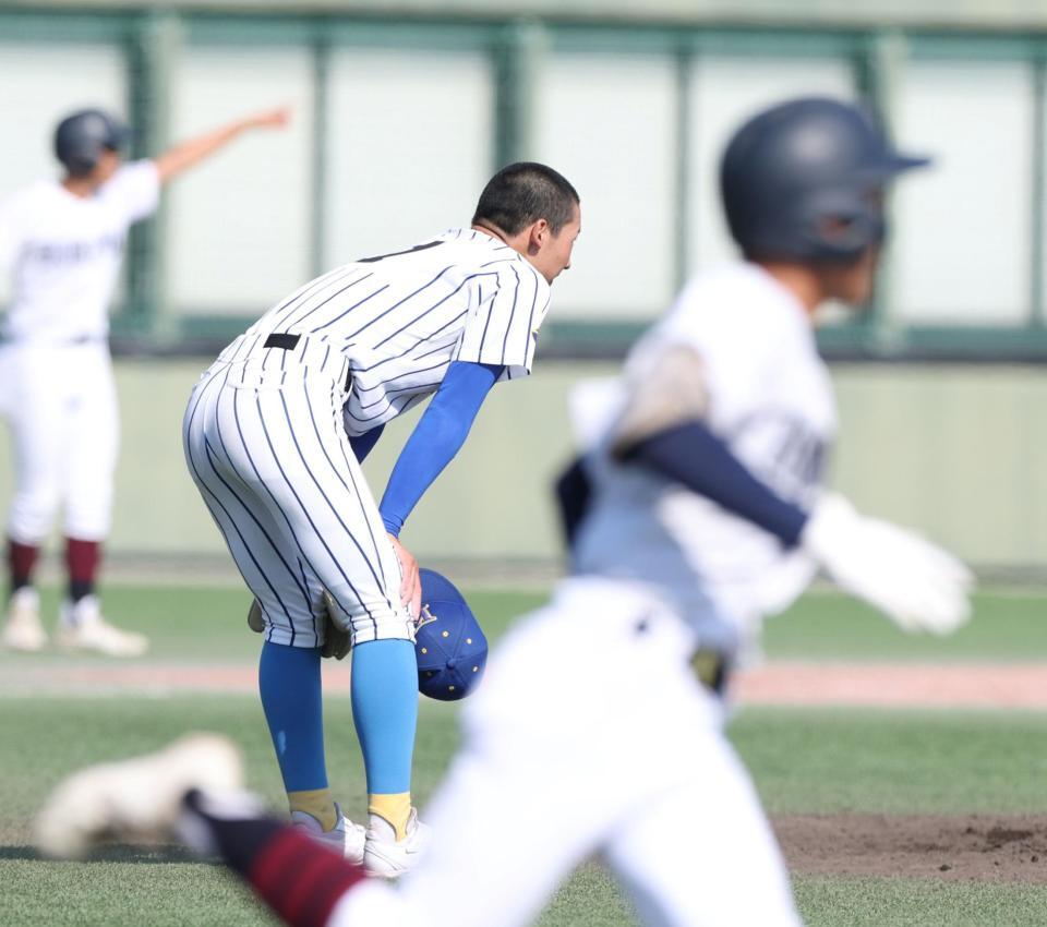 ５回、関大北陽・尾崎誠斗（手前）に左前適時打を浴びた香里丘・岡本翔斗（撮影・中田匡峻）