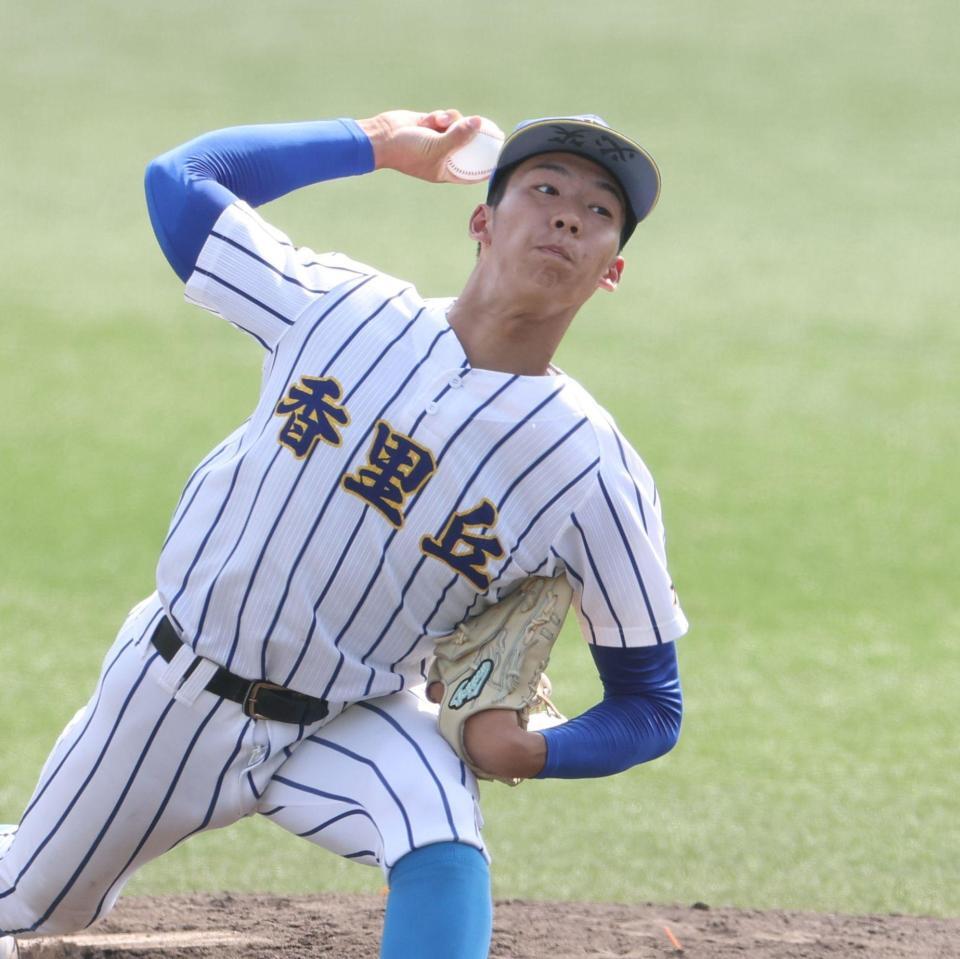 ３回、力投する先発投手の香里丘・岡本翔斗（撮影・中田匡峻）