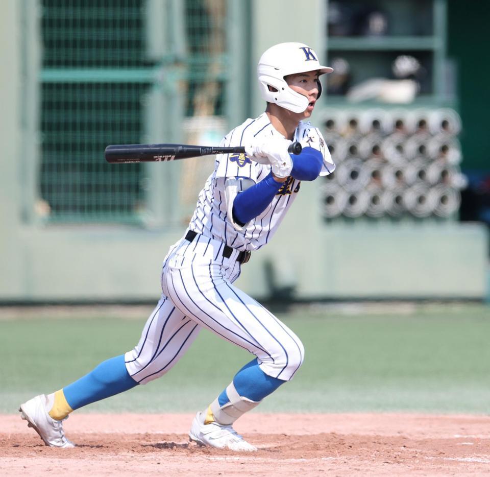 ４回、右前打を放つ香里丘・岡本翔斗（撮影・中田匡峻）
