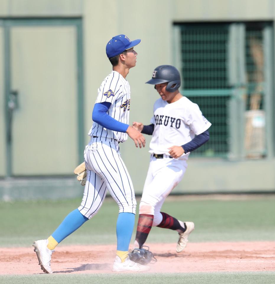 ４回、関大北陽・佐藤陽向に先制の２点適時二塁打を浴びた香里丘・岡本翔斗（左）＝撮影・中田匡峻