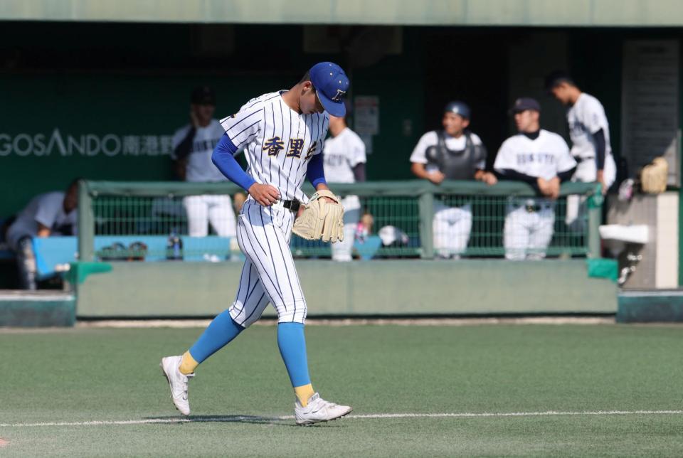 ５回、追加点を奪われうつむく香里丘・岡本翔斗（撮影・中田匡峻）