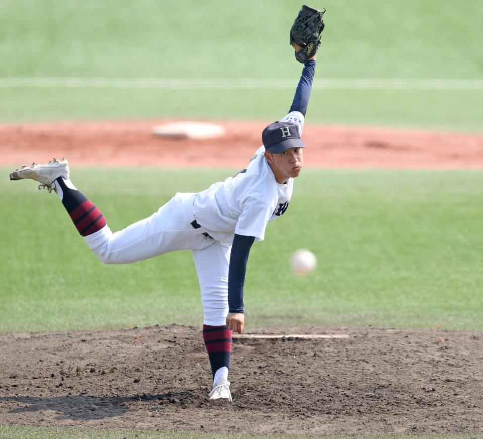 ３回、力投する先発投手の関大北陽・西脇舜翔（撮影・中田匡峻）