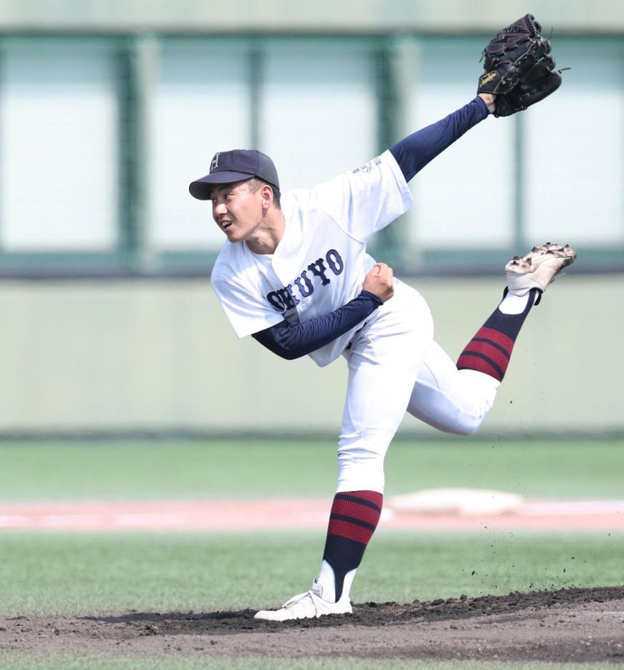 １回、力投する先発投手の関大北陽・西脇舜翔（撮影・中田匡峻）