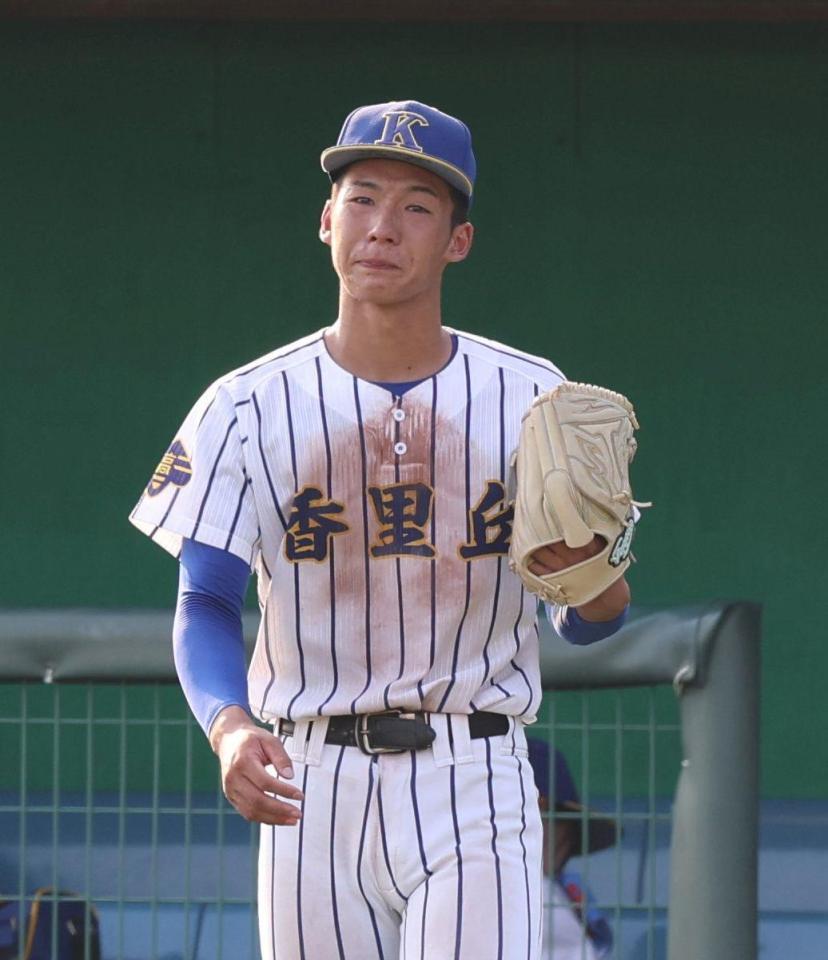 関大北陽に敗れ、涙を流す香里丘・岡本翔斗（撮影・中田匡峻）
