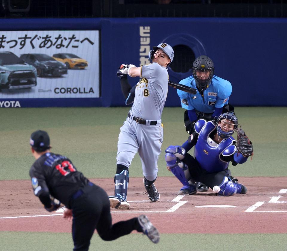 １回、空振り三振に倒れる佐藤輝（撮影・立川洋一郎）