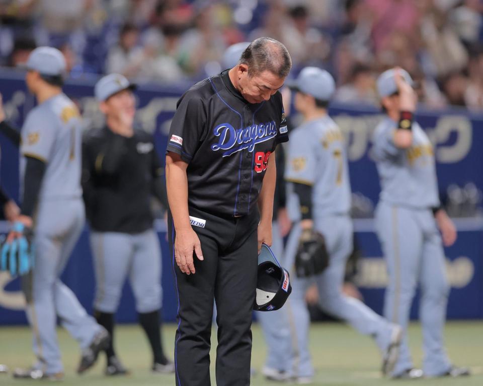 阪神に逆転負けを喫し、スタンドに一礼する井上監督（撮影・西田忠信）