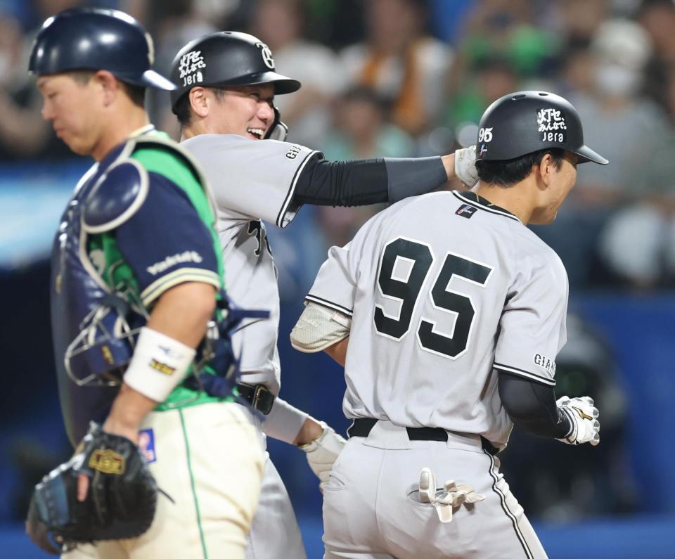 ７回、右越えに勝ち越し２ランを放った笹原を笑顔で迎える坂本（撮影・金田祐二）