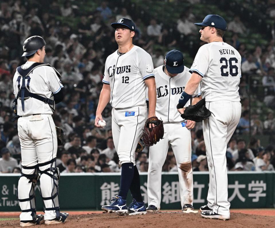 　８回、勝ち越し打を許した渡辺（左から２人目）のもとに集まる西武ナイン