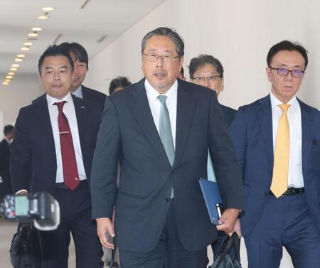 会議に出席した福岡ソフトバンク・後藤芳光オーナー代行（中央）＝撮影・佐々木彰尚