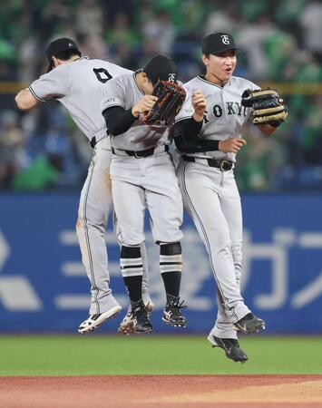 　勝利しナインと喜ぶ笹原（右）＝撮影・金田祐二