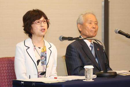 会見をする横浜ＤｅＮＡ・南場智子オーナー（左）と榊原定征コミッショナー（撮影・佐々木彰尚）