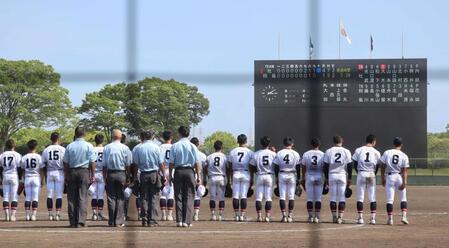 　勝利し校歌を歌う社ナイン