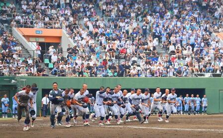 　勝利し、駆け出す横浜ナイン（撮影・石井剣太郎）