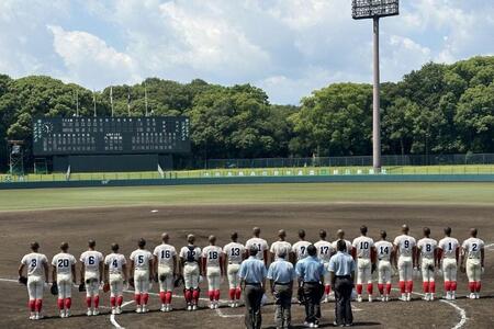 夏の初戦を５回コールドで発進し校歌を聞く智弁学園のメンバー