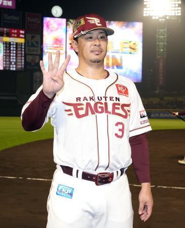 　オリックスに勝利しポーズをとる、逆転満塁本塁打を放った楽天・浅村＝楽天モバイルパーク