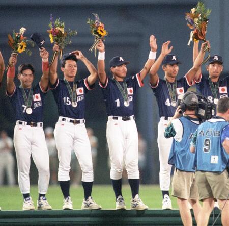 アトランタ五輪で銀メダルを獲得し、あいさつする井口（左）と今岡（右から２人目）＝１９９６年８月２日