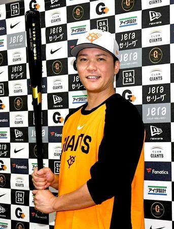 ＳＳＫから通算３００号本塁打記念バットを贈呈された坂本（撮影・佐藤厚）
