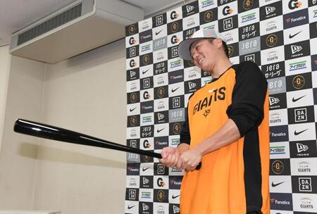 ＳＳＫから贈られた通算３００号本塁打記念バットを手にごきげんの坂本（撮影・佐藤厚）
