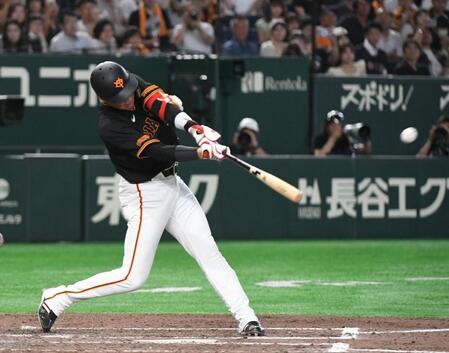 ９回、坂本（中央）は左越えにサヨナラ３ランを放つ（撮影・佐藤厚）