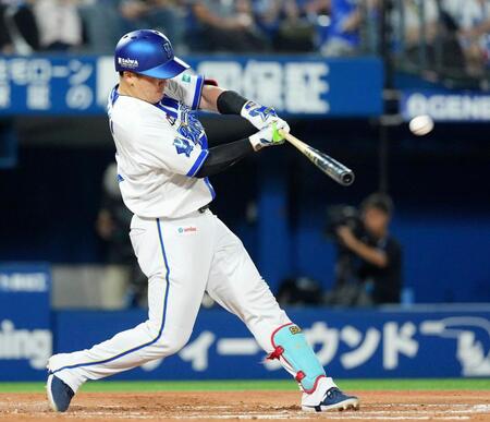 ６回、牧が左越えに３点本塁打を放つ