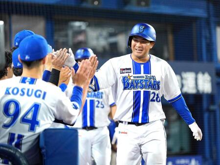 ７回、満塁本塁打を放ちチームメートに迎えられる勝又
