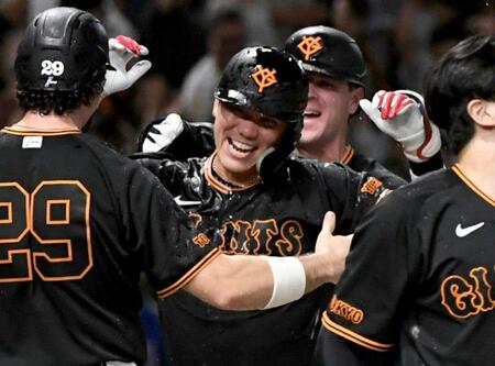 ９回、坂本（中央）は左越えにサヨナラ３ランを放ち、祝福のシャワーを浴びる（撮影・佐藤厚）