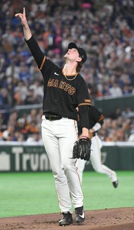 ２回、ボスラーが打ち上げた飛球の行方を指差すウィットリー（撮影・佐藤厚）