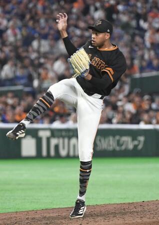 同点の９回表に登板したマルティネス（撮影・佐藤厚）