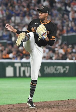 同点の９回表に登板したマルティネス（撮影・佐藤厚）