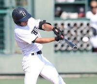 　４回、先制の２点二塁打を放つ関大北陽・佐藤（撮影・中田匡峻）