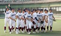 　香里丘に勝利し、笑顔を見せる関大北陽ナイン（撮影・中田匡峻）