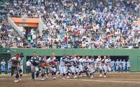 　勝利し、駆け出す横浜ナイン（撮影・石井剣太郎）