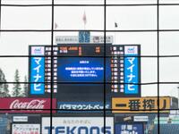 雷の影響で試合が中断する