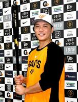 ＳＳＫから通算３００号本塁打記念バットを贈呈された坂本（撮影・佐藤厚）