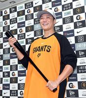 ＳＳＫから贈られた通算３００号本塁打記念バットを手にごきげんの坂本（撮影・佐藤厚）