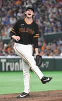 ６回、村松に死球を与え、悔しがるウィットリー（撮影・佐藤厚）