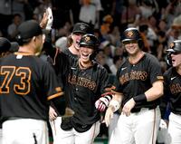 ９回、坂本（中央）は左越えにサヨナラ３ランを放ち、祝福のシャワーを浴びる（撮影・佐藤厚）
