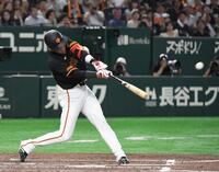 ９回、坂本（中央）は左越えにサヨナラ３ランを放つ（撮影・佐藤厚）
