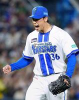 ６回を２失点で抑え、雄たけびを上げる尾形