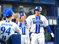 ７回、満塁本塁打を放ちチームメートに迎えられる勝又