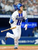 ７回、勝又が右越えに満塁本塁打を放つ