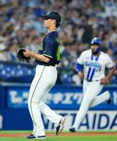 ３回、宮崎に２点二塁打を打たれた高橋。右は生還する二走エンカーナシオン