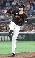 中日打線に立ち向かう巨人・フォレスト・ウィットリー＝東京ドーム（撮影・佐藤厚）